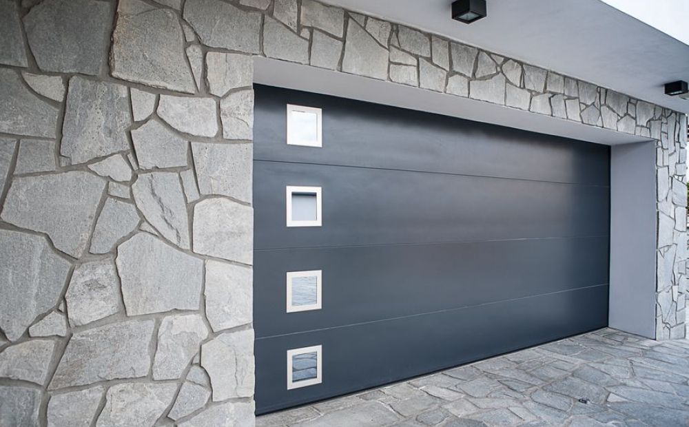 design garážových vrat hladký (barva antracit) se čtvercovými okénky