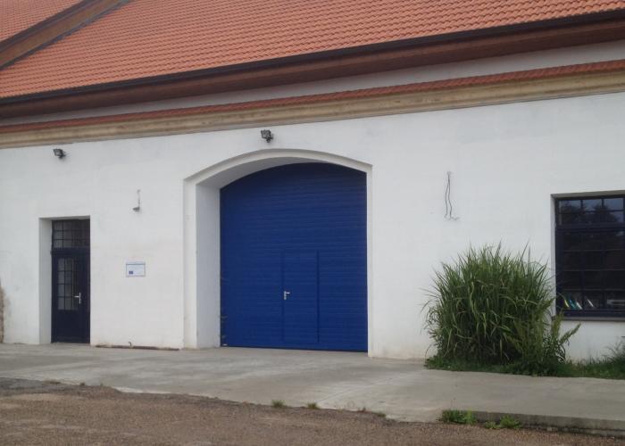 Průmyslová sekční vrata s integrovaným vstupem - Nepomuk