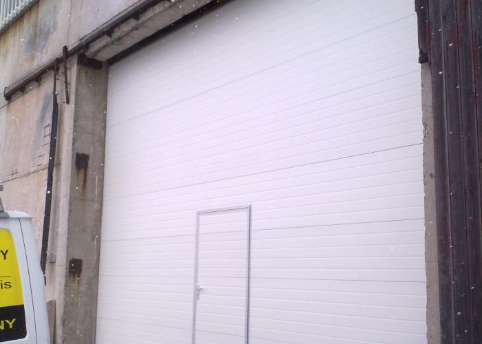 Průmyslová sekční vrata s integrovaný vstupem - Blatná